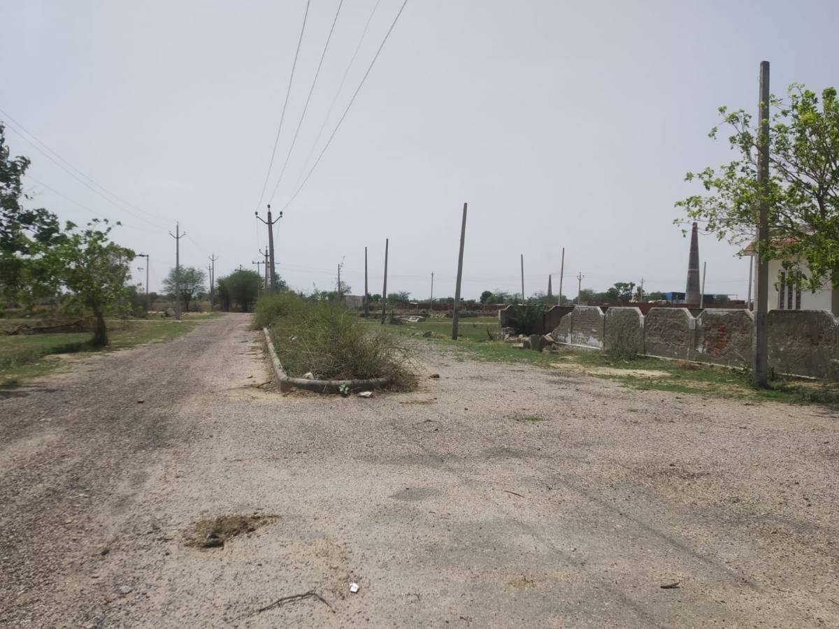 Urgent sale Jaipur prime location plots only 10500 rs square yard me 