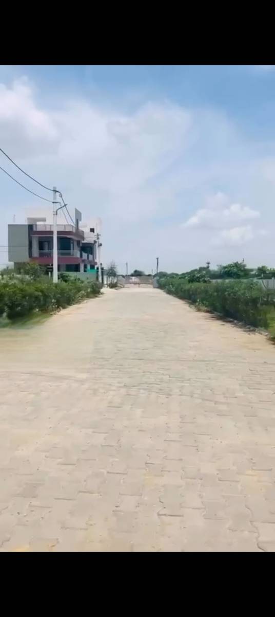 Balawala lakhna 200 feet road per plot available only only 25000 rs sq